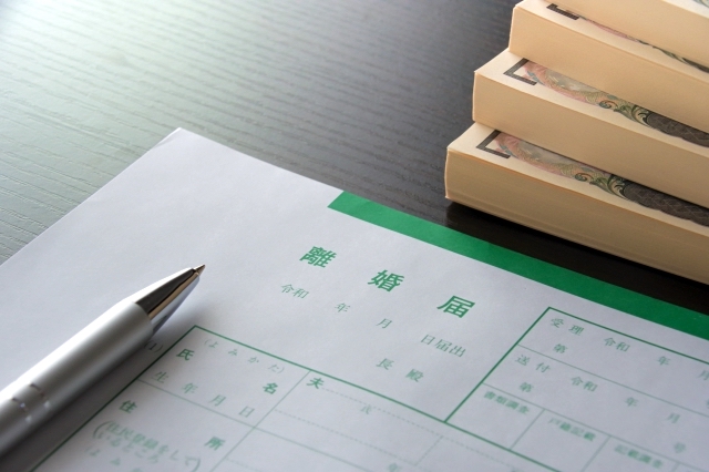 実は離婚が成立していた方が裁判所の認める慰謝料金額は減少する！？