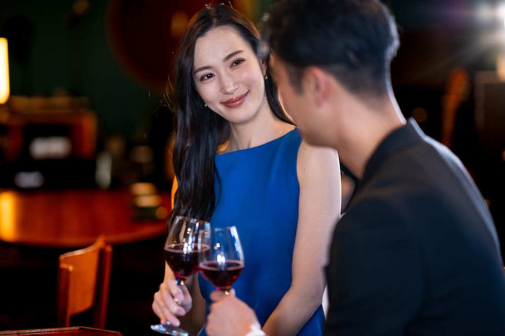 ママ活やホストクラブや女性用風俗は不倫?離婚や慰謝料について解説