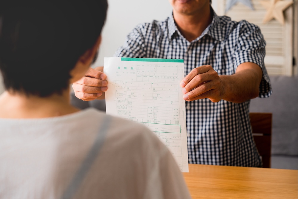 【不倫慰謝料の相場】不倫が原因で離婚した場合に裁判所が認めている金額