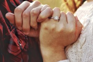 配偶者がいる異性と同居生活をしている男女の次のステップ